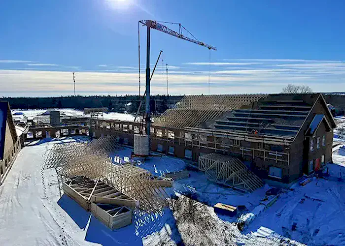 Construction de bâtiment commercial en cours au Nouveau-Brunswick avec structure en bois