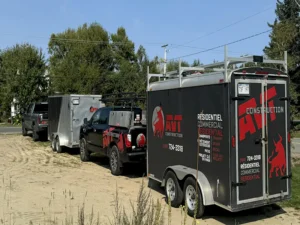 Camions de l'entreprise AVT construction au Nouveau-Brunswick sur un chantier