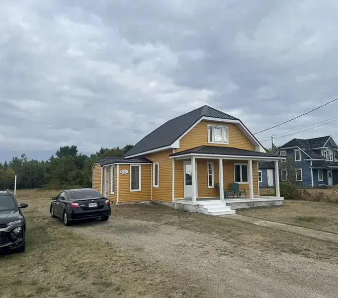 Maison résidentielle rénovée avec nouveau revêtement extérieur et toiture moderne à Grande-Anse au Nouveau-Brunswick